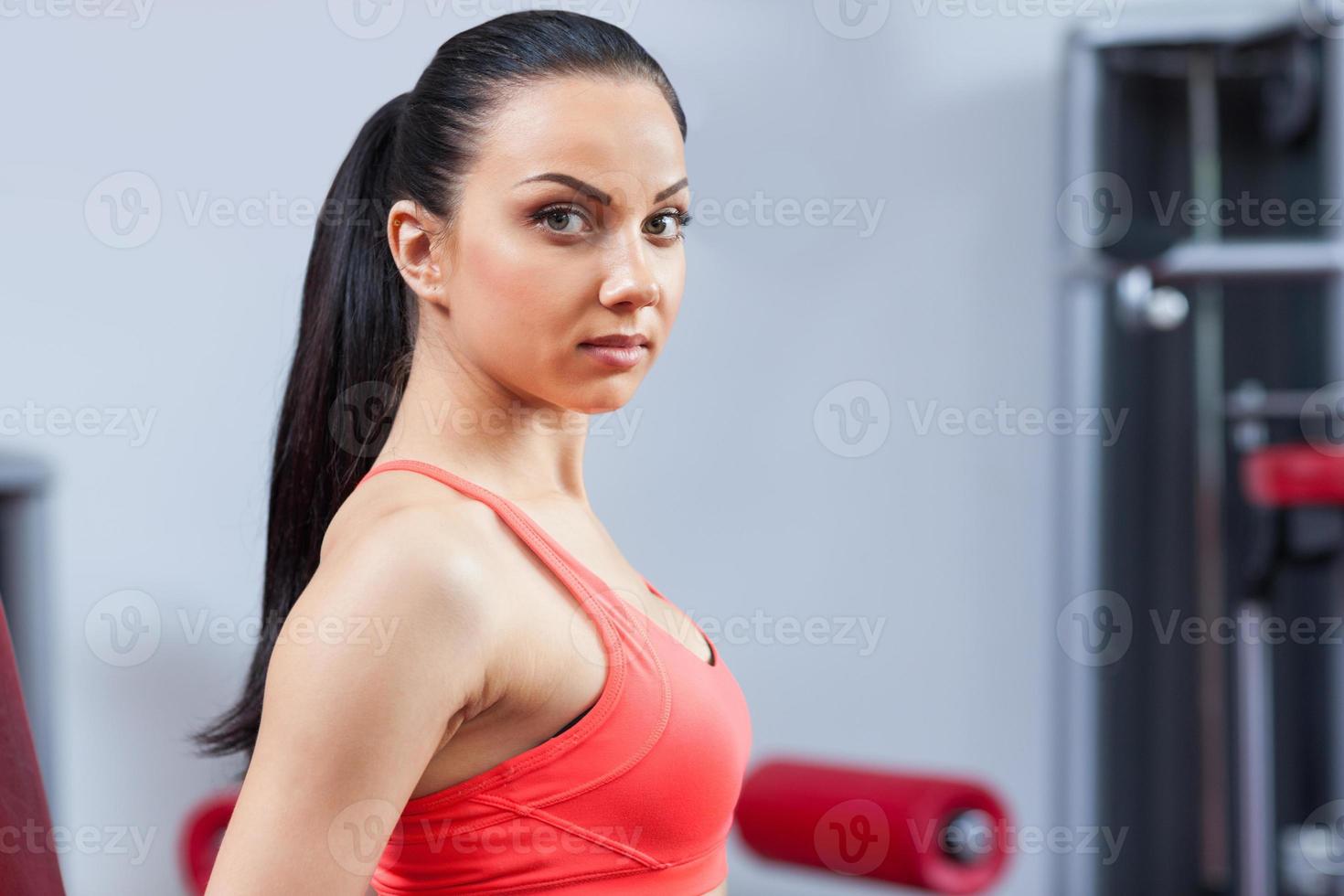 sport donna che esercita palestra, centro fitness foto
