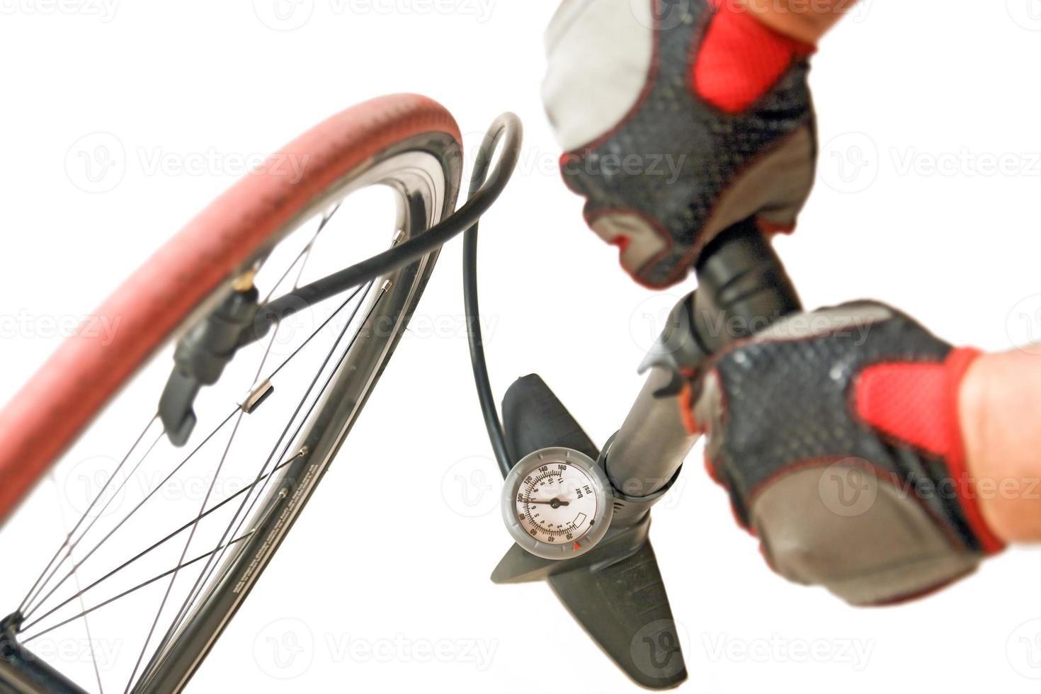 gonfiare la gomma della bicicletta foto