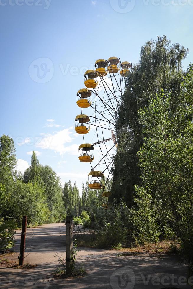 ruota panoramica, città di pripyat nella zona di esclusione di chernobyl, ucraina foto