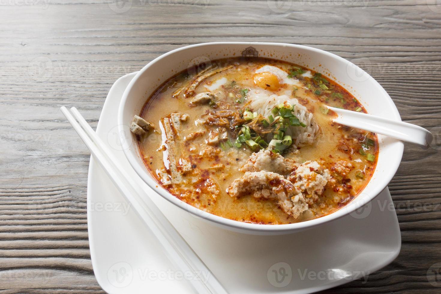 zuppa di noodles vietnamita foto