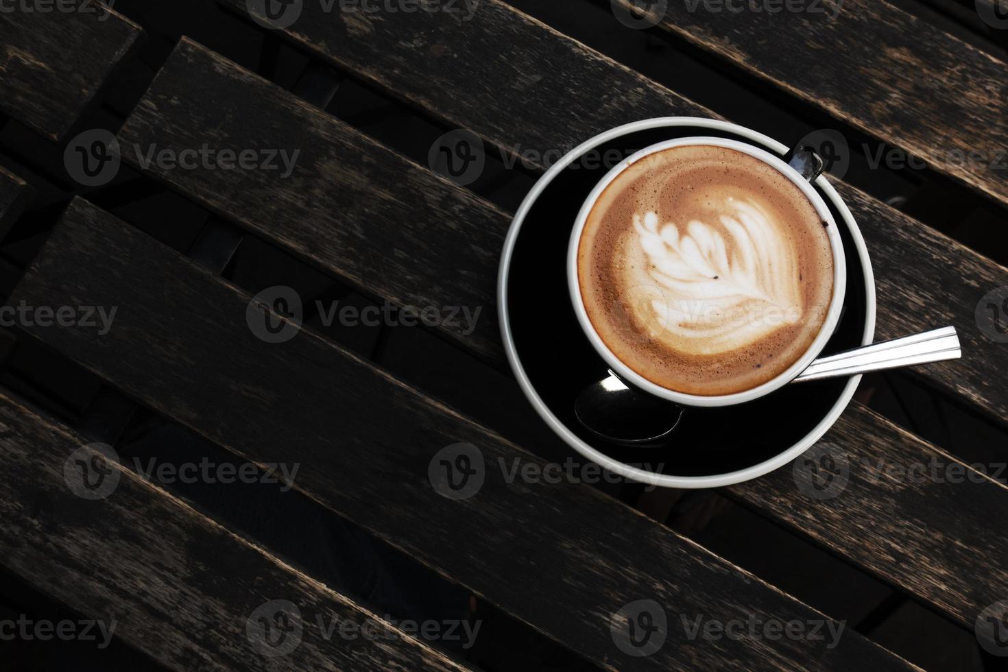 latte caldo sul vecchio tavolo di legno foto