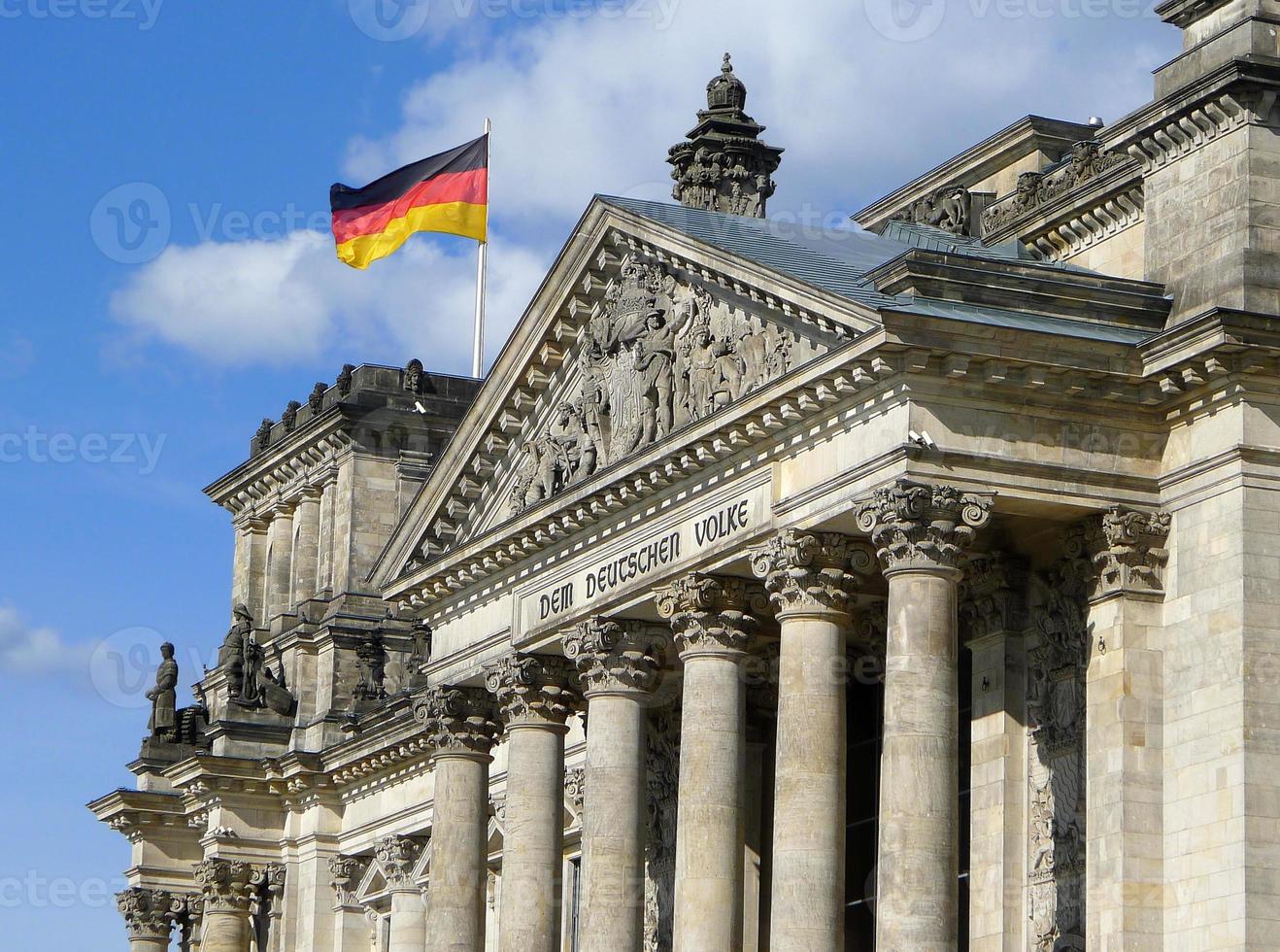bandiera della Germania sul reichstag edificio di Berlino foto