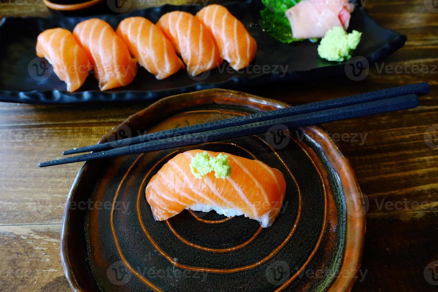 salmone sushi su tavola di legno foto