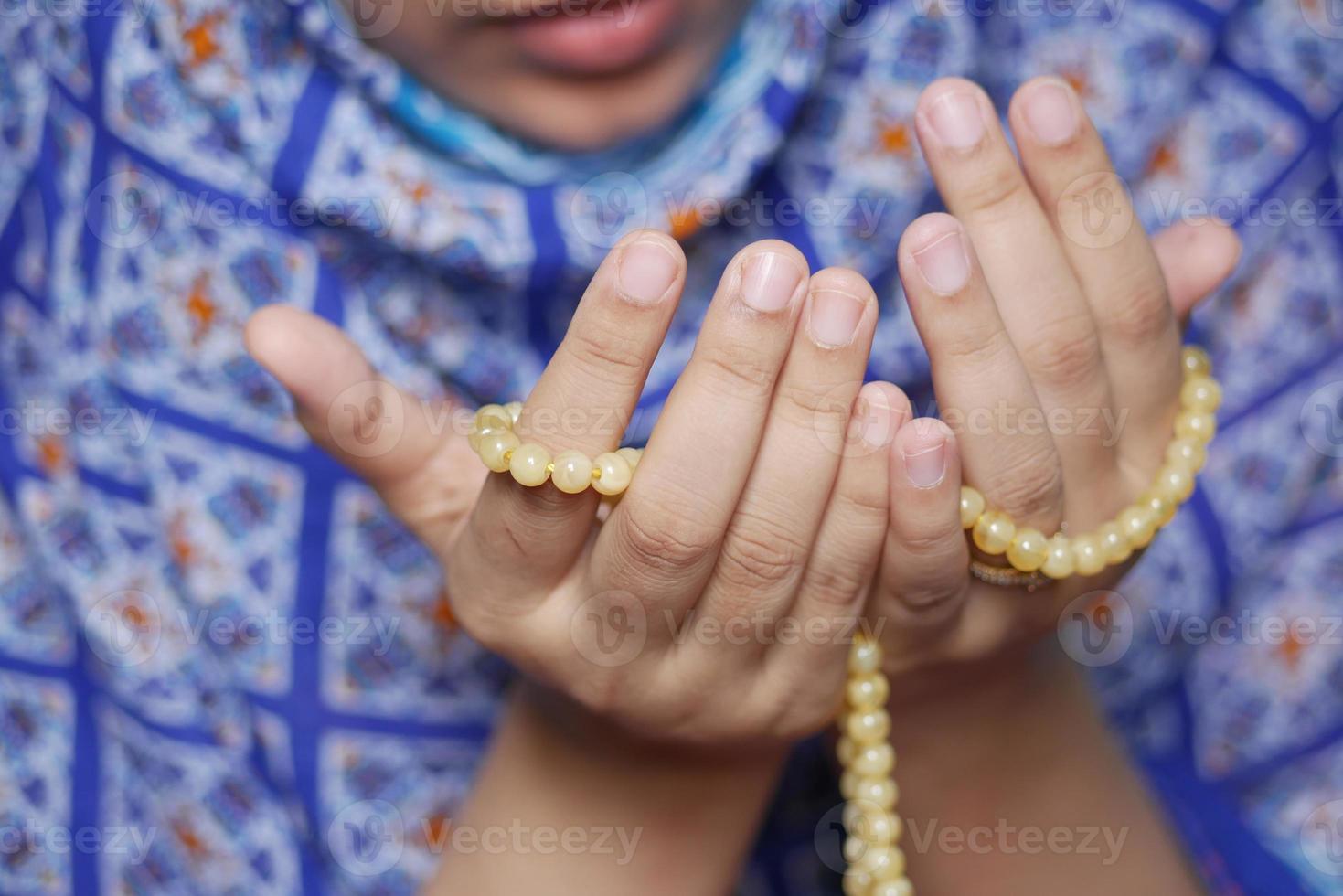 primo piano delle donne musulmane che pregano a mano al ramadan foto