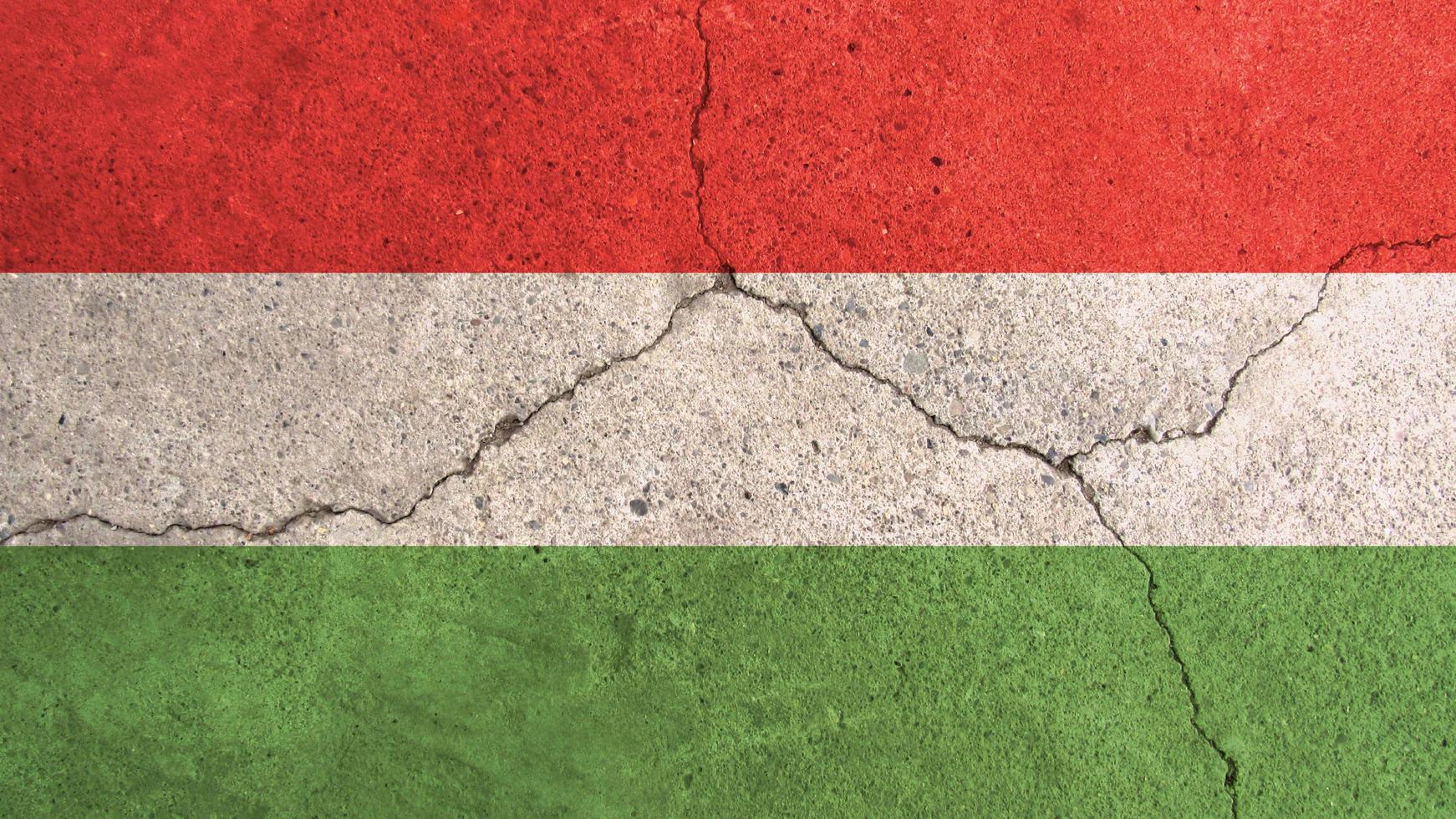 bandiera dell'ungheria. bandiera dell'ungheria sul muro di cemento incrinato foto