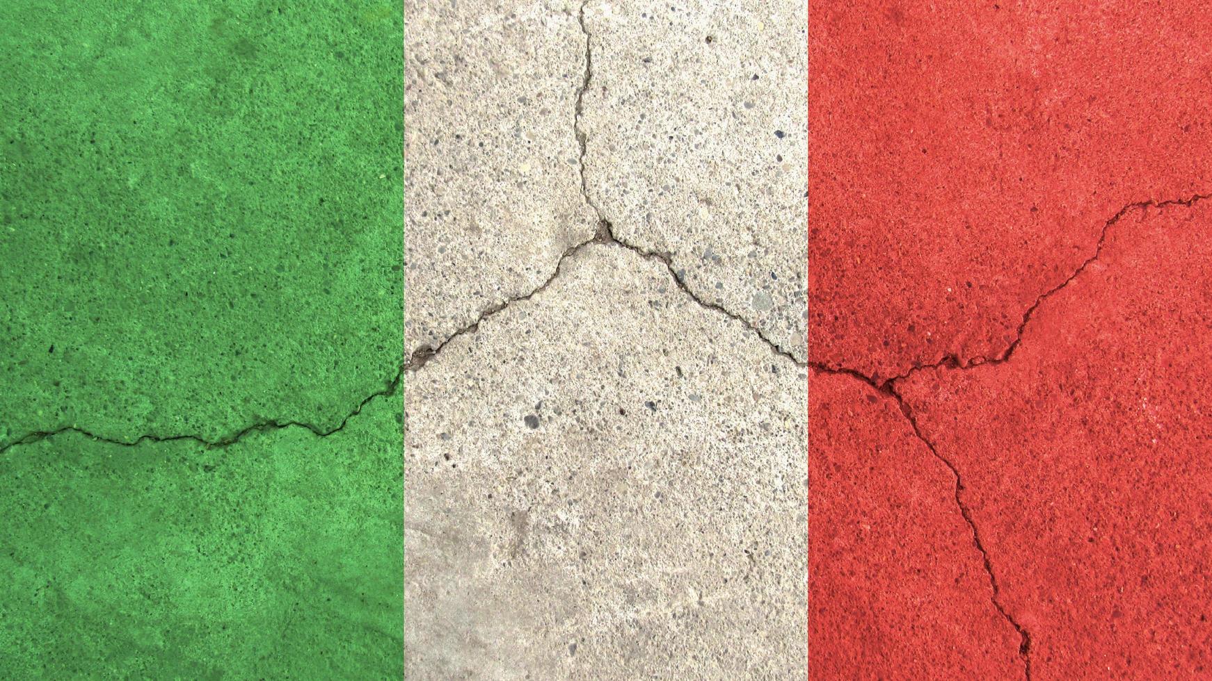 bandiera italia. bandiera dell'italia sul muro di cemento incrinato foto