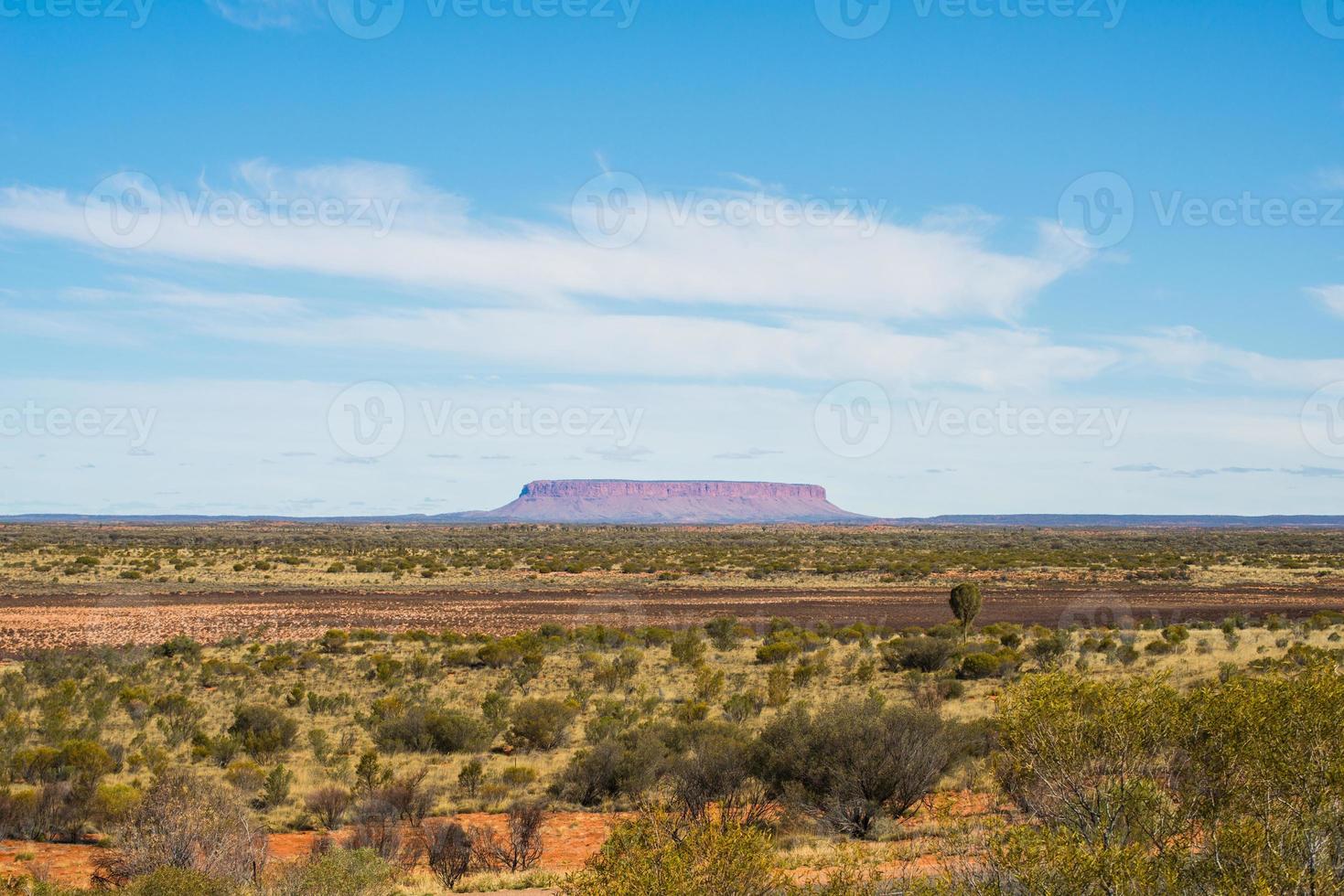 mount conner uno dei paesaggi spettacolari dell'outback australiano nel territorio settentrionale dello stato australia. il monte conner è un caratteristico monolite ricoperto di arenaria dalla sommità piatta. foto