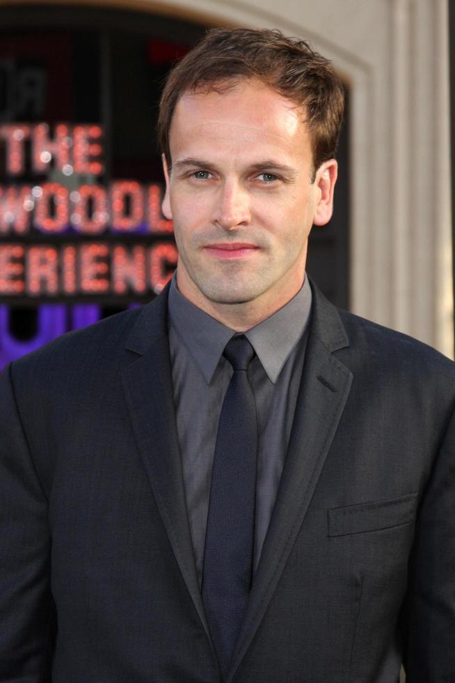 los angeles, 7 maggio - jonny lee miller arriva alle ombre scure, prima di los angeles al teatro cinese grauman il 7 maggio 2012 a los angeles, ca foto