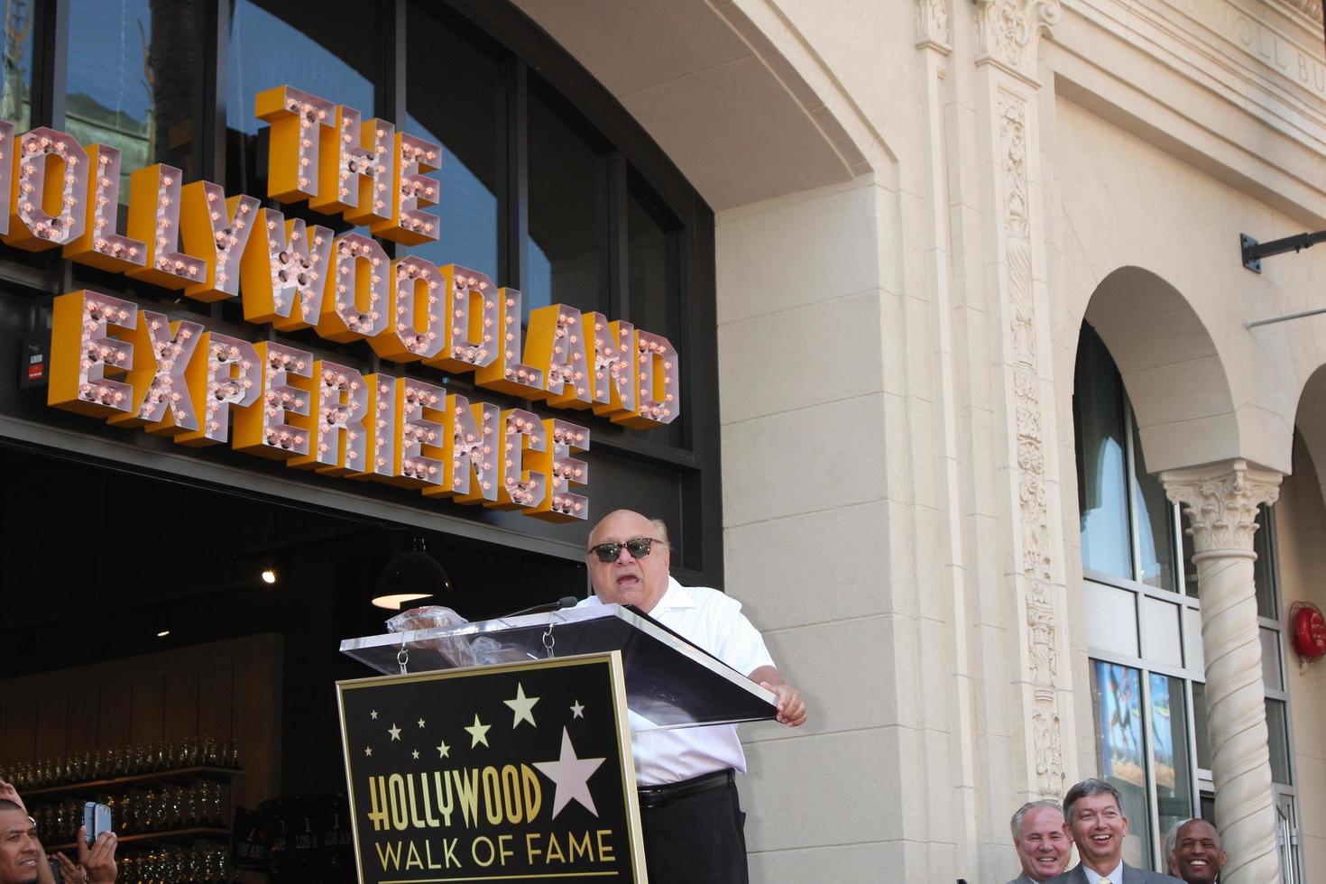 los angeles, 18 agosto - danny devito alla cerimonia come danny devito riceve una stella all'hollywood walk of fame il 18 agosto 2011 a los angeles, ca foto