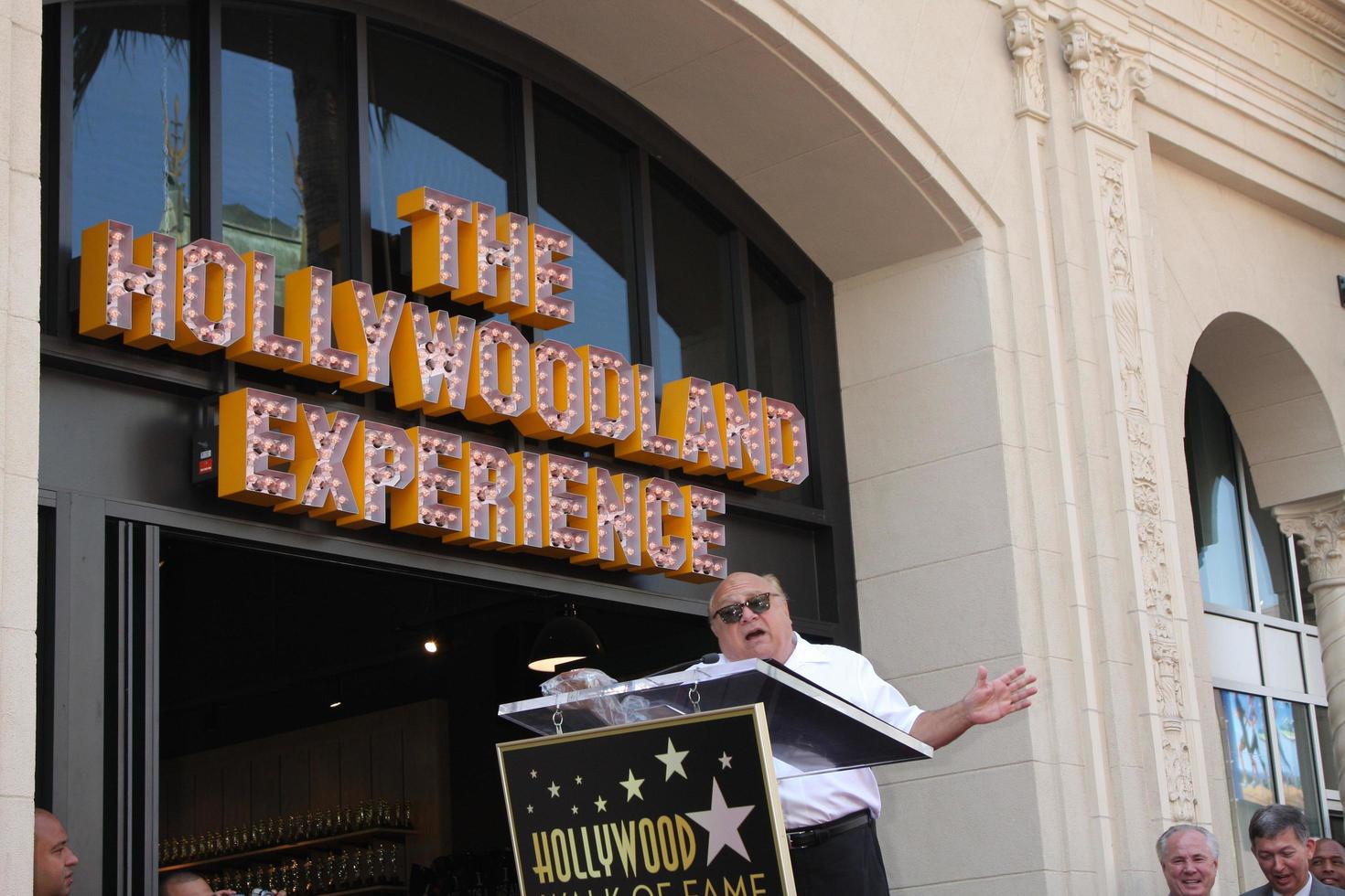 los angeles, 18 agosto - danny devito alla cerimonia come danny devito riceve una stella all'hollywood walk of fame il 18 agosto 2011 a los angeles, ca foto