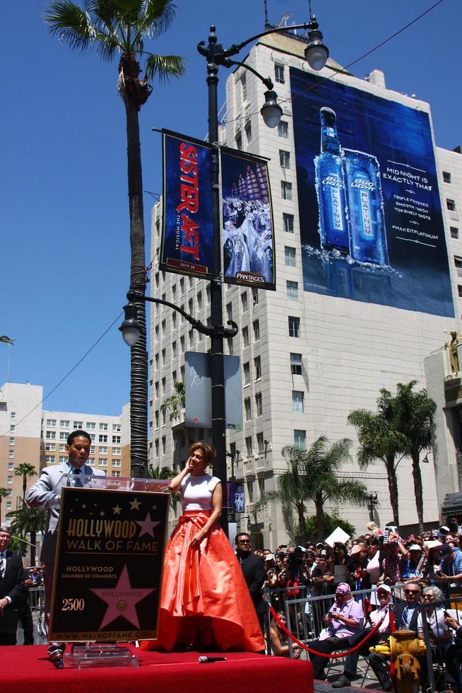 los angeles, 20 giugno - benny medina, jennifer lopez alla cerimonia della stella della passeggiata di fama di hollywood per jennifer lopez al w hollywood hotel il 20 giugno 2013 a los angeles, ca foto