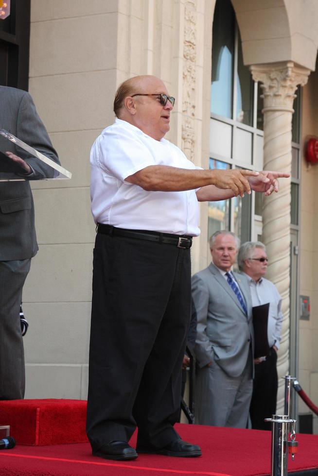 los angeles, 18 agosto - danny devito alla cerimonia come danny devito riceve una stella all'hollywood walk of fame il 18 agosto 2011 a los angeles, ca foto