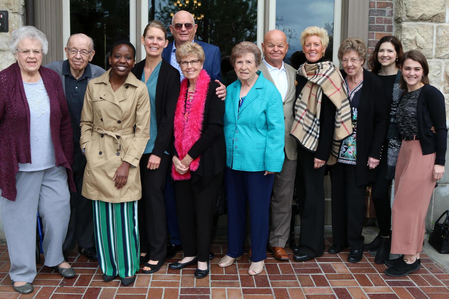 los angeles 14 marzo - bev, ken, delizia, agrifoglio, steve, linda, beth, hank, heidi, donna, bonnie, danielle al pranzo di steve e linda presso la fabbrica di spaghetti il 14 marzo 2020 a redlands, ca foto