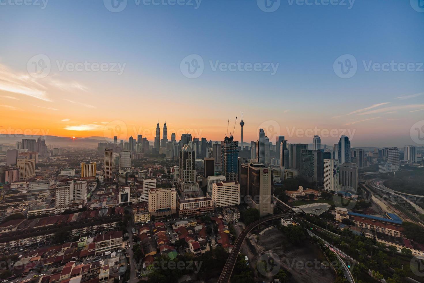 Skyline di Kuala Lumpur durante il crepuscolo foto