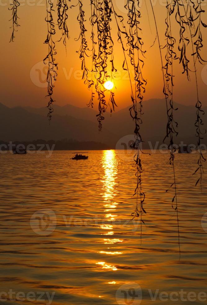tramonto nella porcellana ad ovest di Hangzhou del lago foto