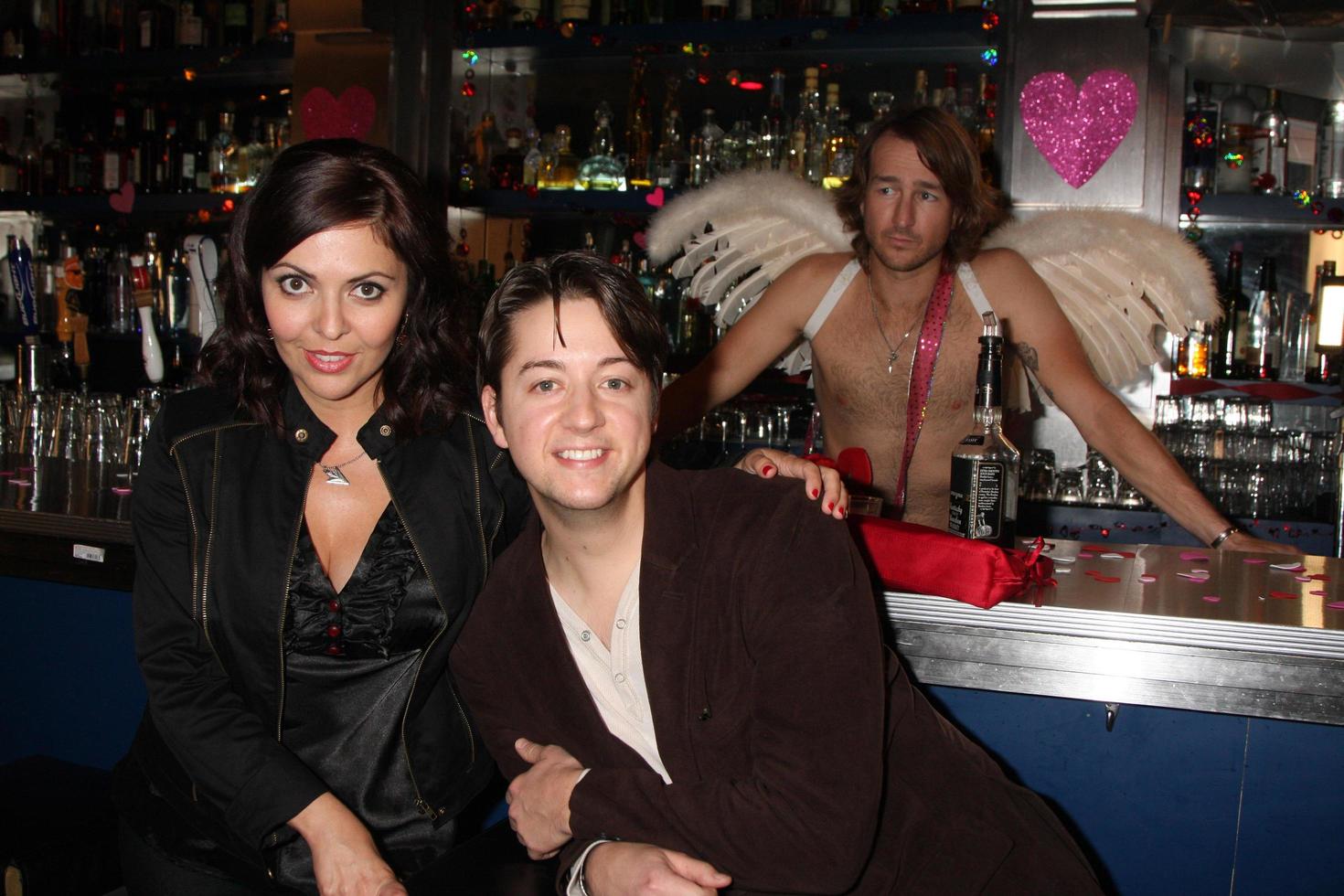 los angeles, 17 dic - jo bozarth, bradford anderson sul set durante la realizzazione del film cupido ed eros al bar di buona notte il 17 dicembre 2010 a no hollywood, ca foto