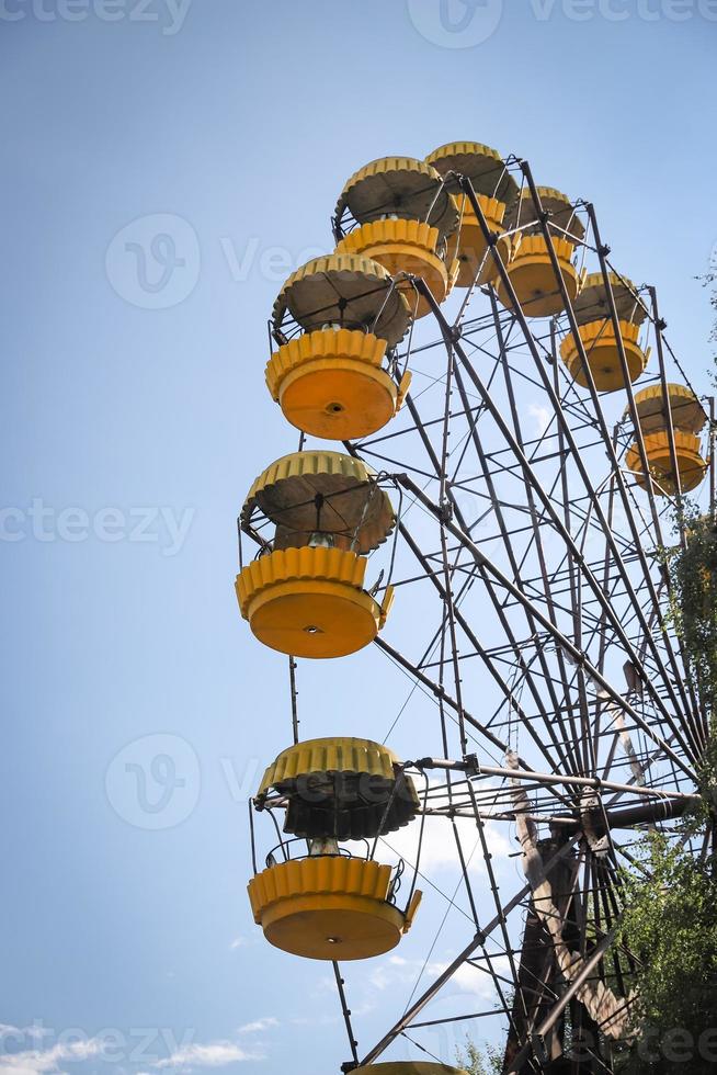 ruota panoramica, città di pripyat nella zona di esclusione di chernobyl, ucraina foto