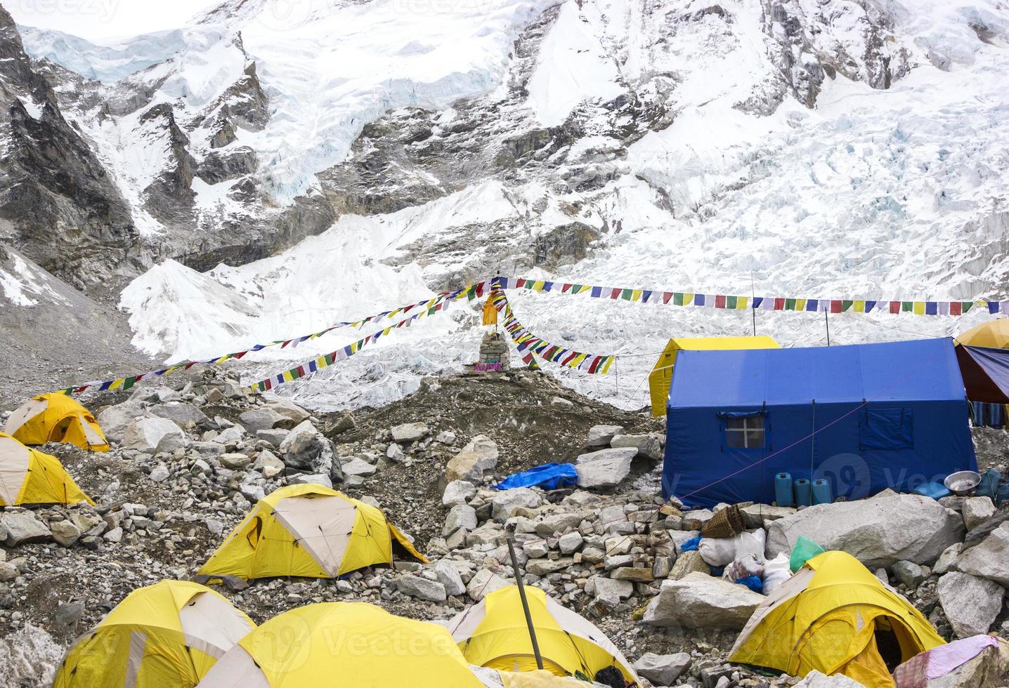 tende nel campo base dell'Everest, giornata nuvolosa. foto