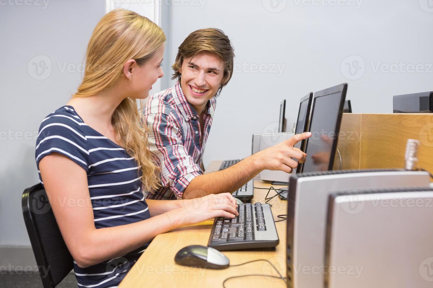 studenti che lavorano insieme sul computer foto