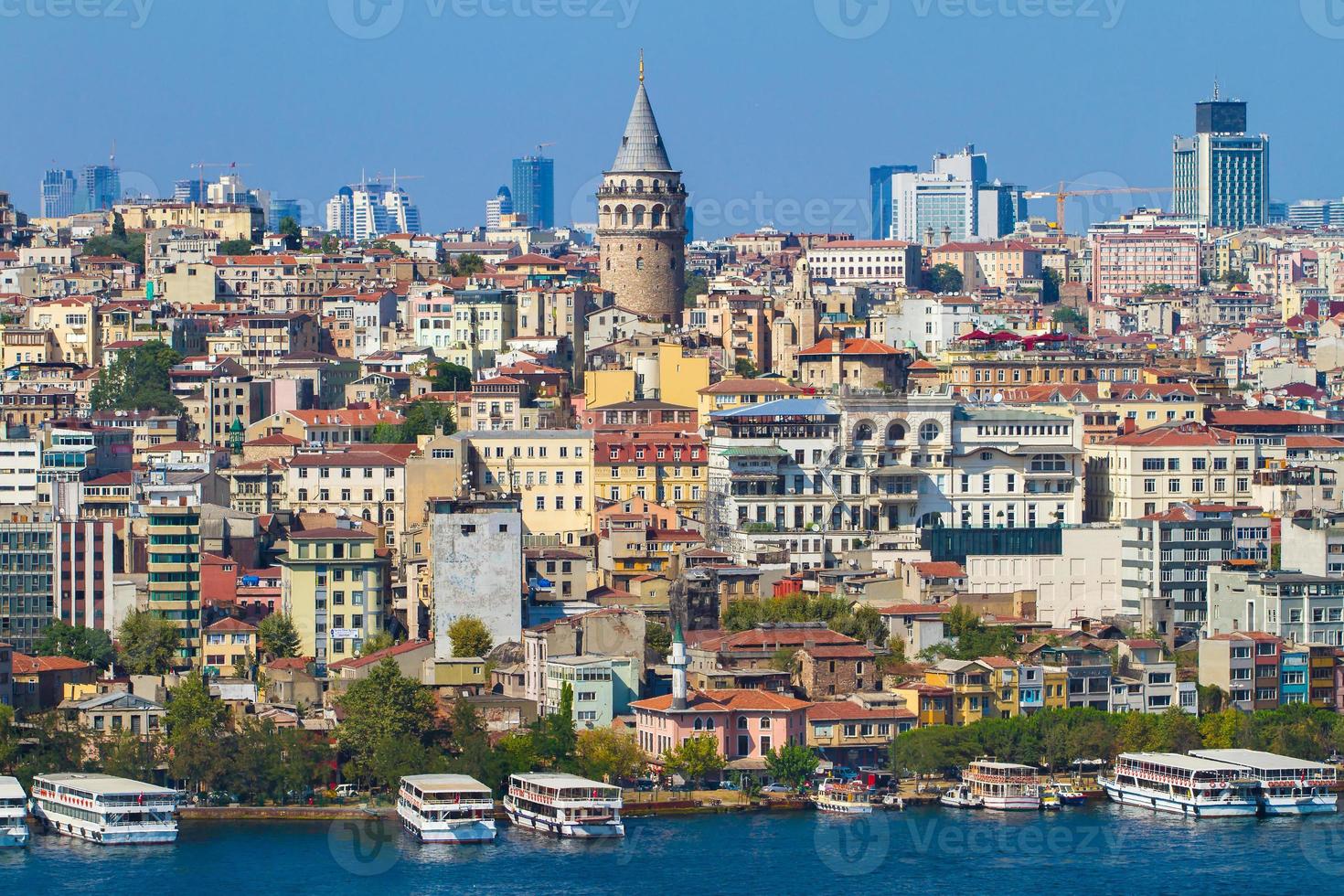 architettura storica del quartiere di Beyoglu e torre medievale di galata foto