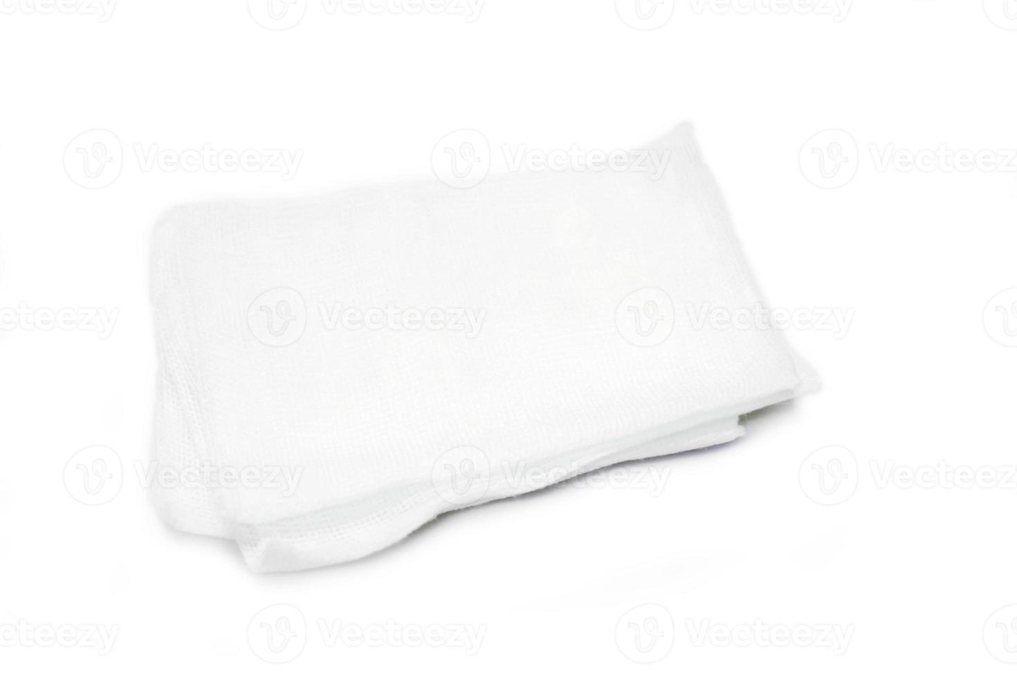 foglio di garza medica isolato su sfondo bianco. foto