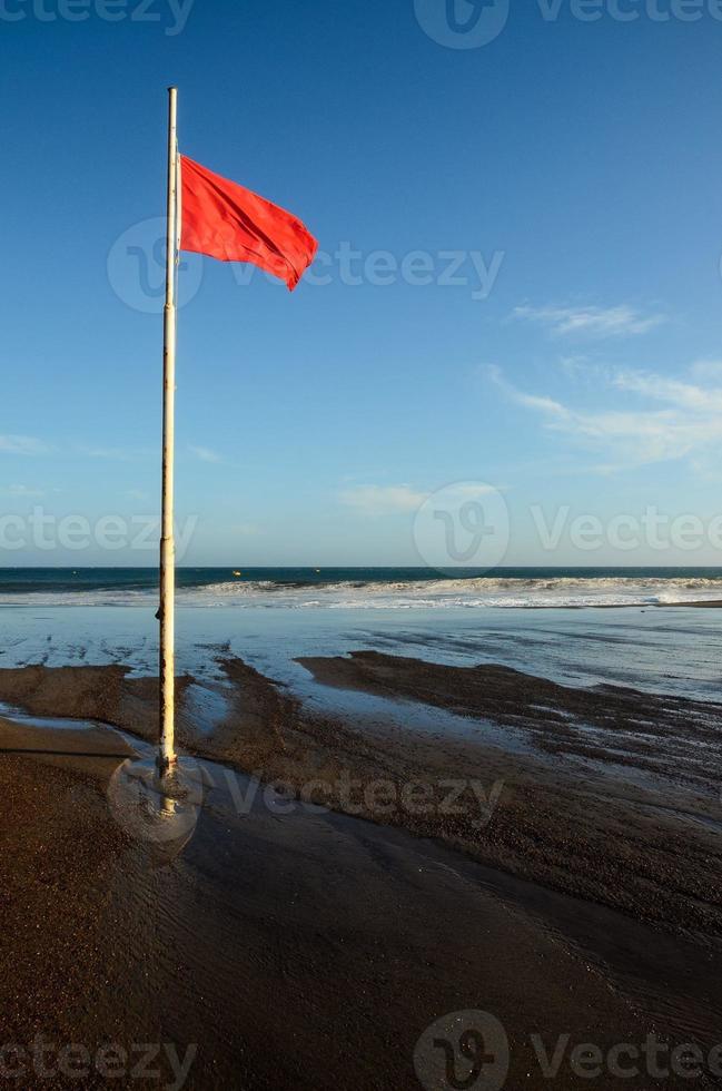 vista del paesaggio marino della tempesta e della bandiera rossa foto