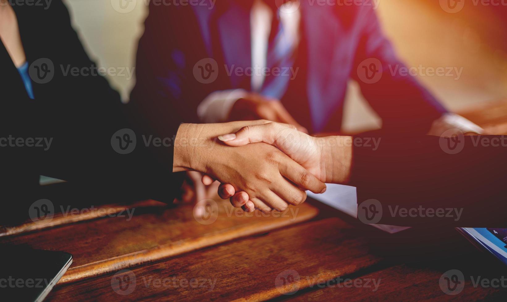 gli uomini d'affari che stringono la mano mostrano la cooperazione alla fine della riunione business communication business partner successo nel concetto di comunicazione aziendale e di leadership foto