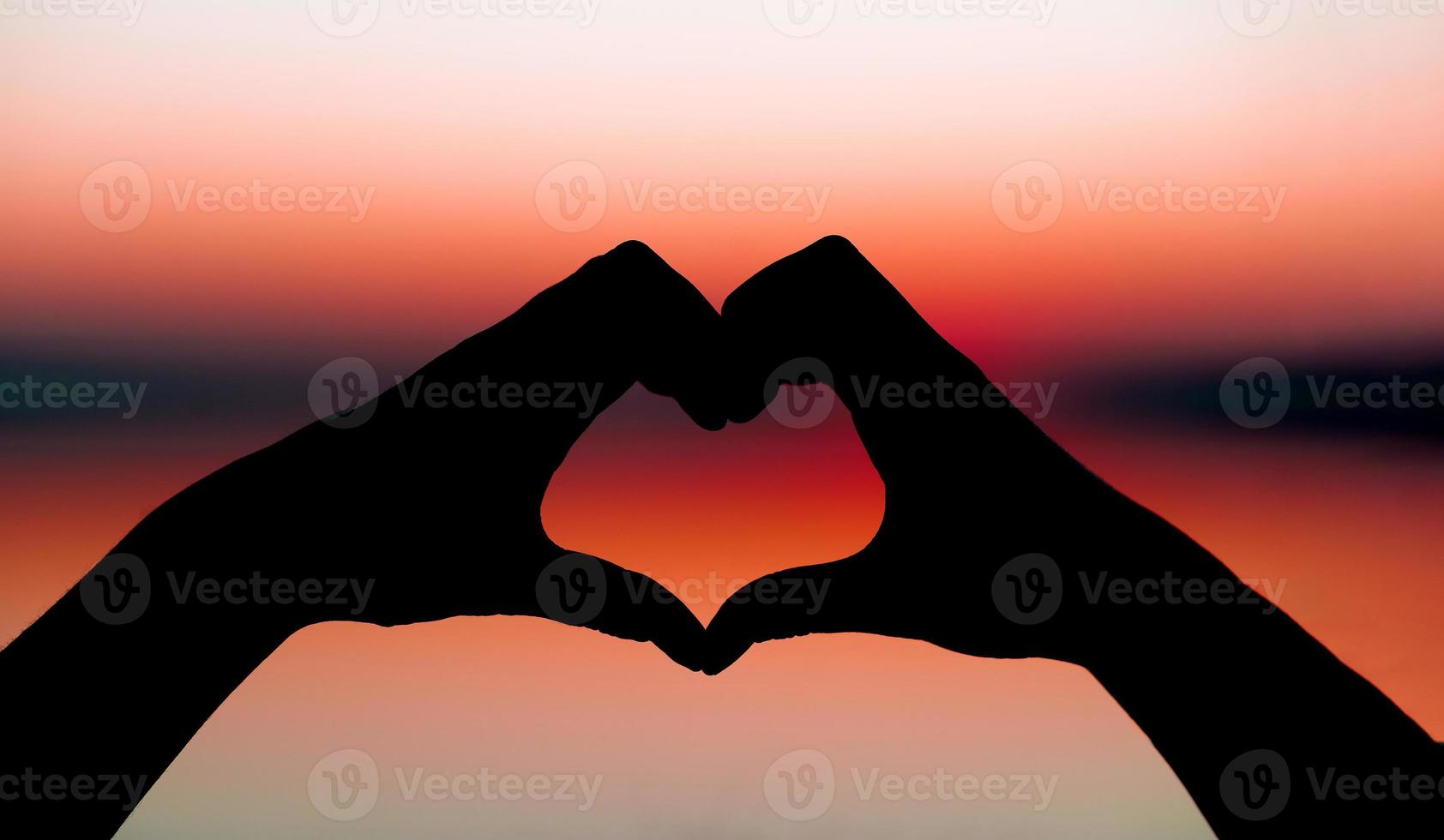 silhouette di mani, espressione sincera, espressione d'amore dipinta a mano, concetto di san valentino. foto