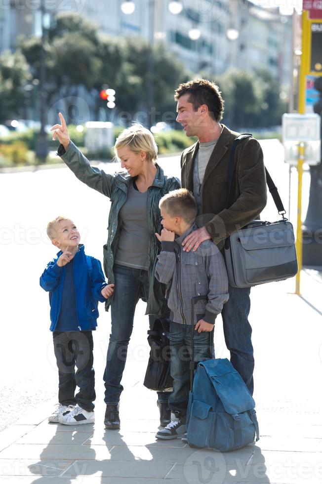 famiglia che aspetta l'autobus foto
