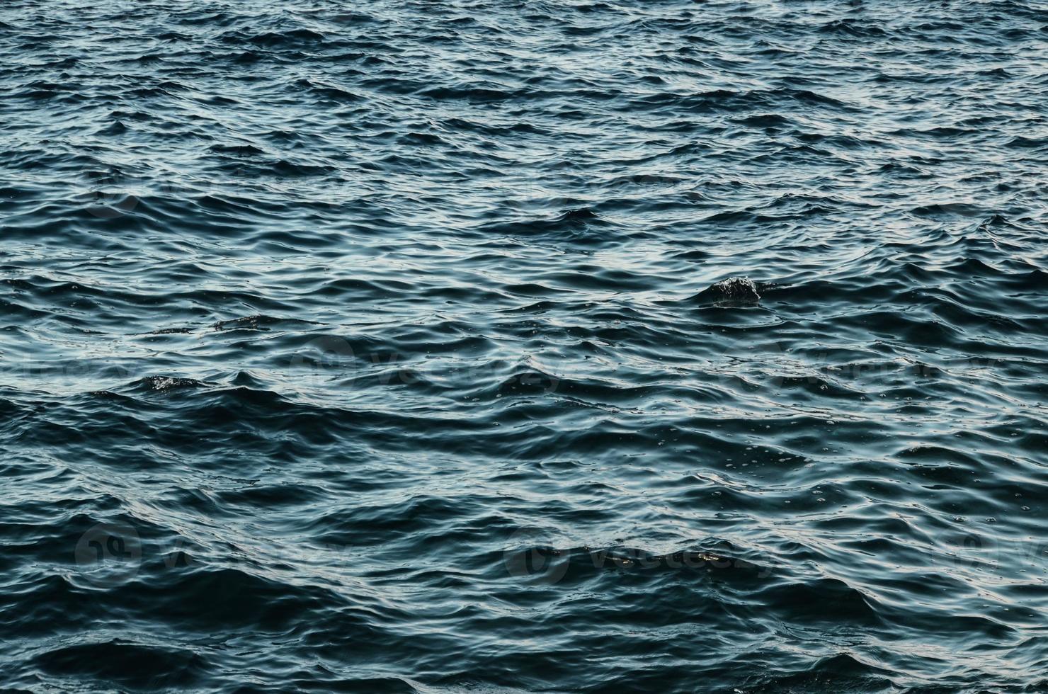 trama dettagliata dell'acqua di mare foto