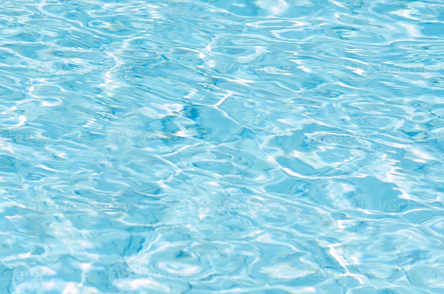 sfondo sfocato di colore blu dell'acqua della piscina durante il giorno. foto