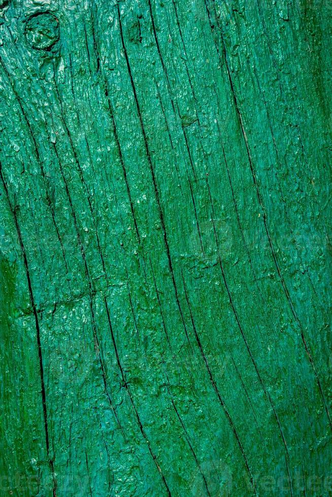 vecchia vernice verde incrinata su una tavola di legno. bandiera verticale foto