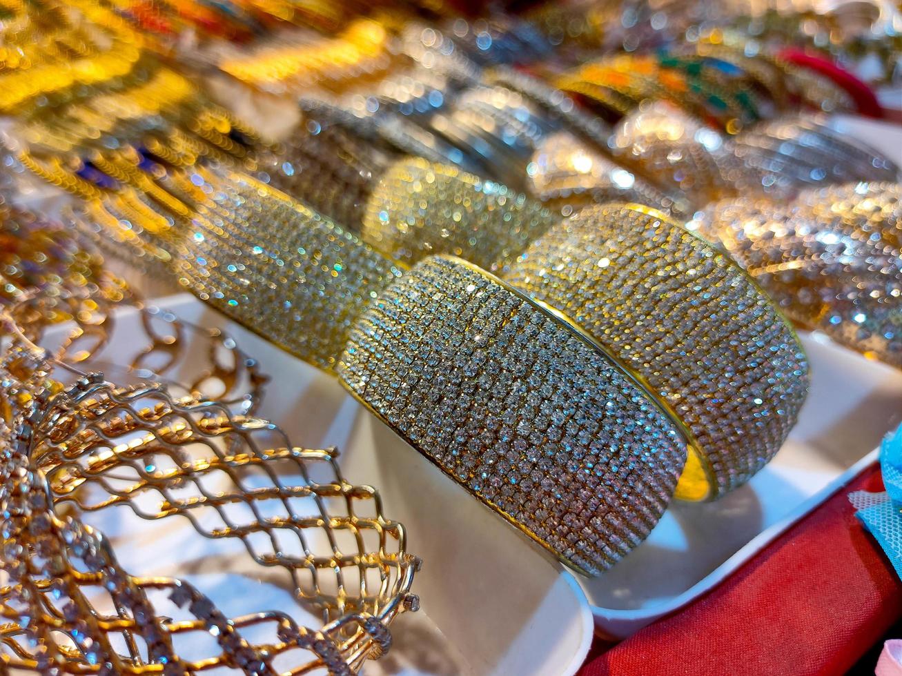 braccialetti colorati da un negozio in Bangladesh, sfondo di braccialetti colorati impilati con glitter e braccialetti in tinta unita, braccialetti colorati brillanti foto