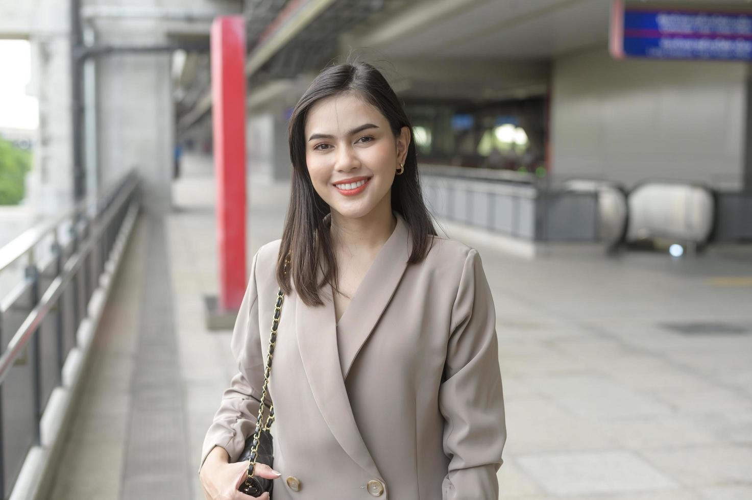 un ritratto di bella donna d'affari sorridente nella città moderna, concetto di stile di vita della gente foto