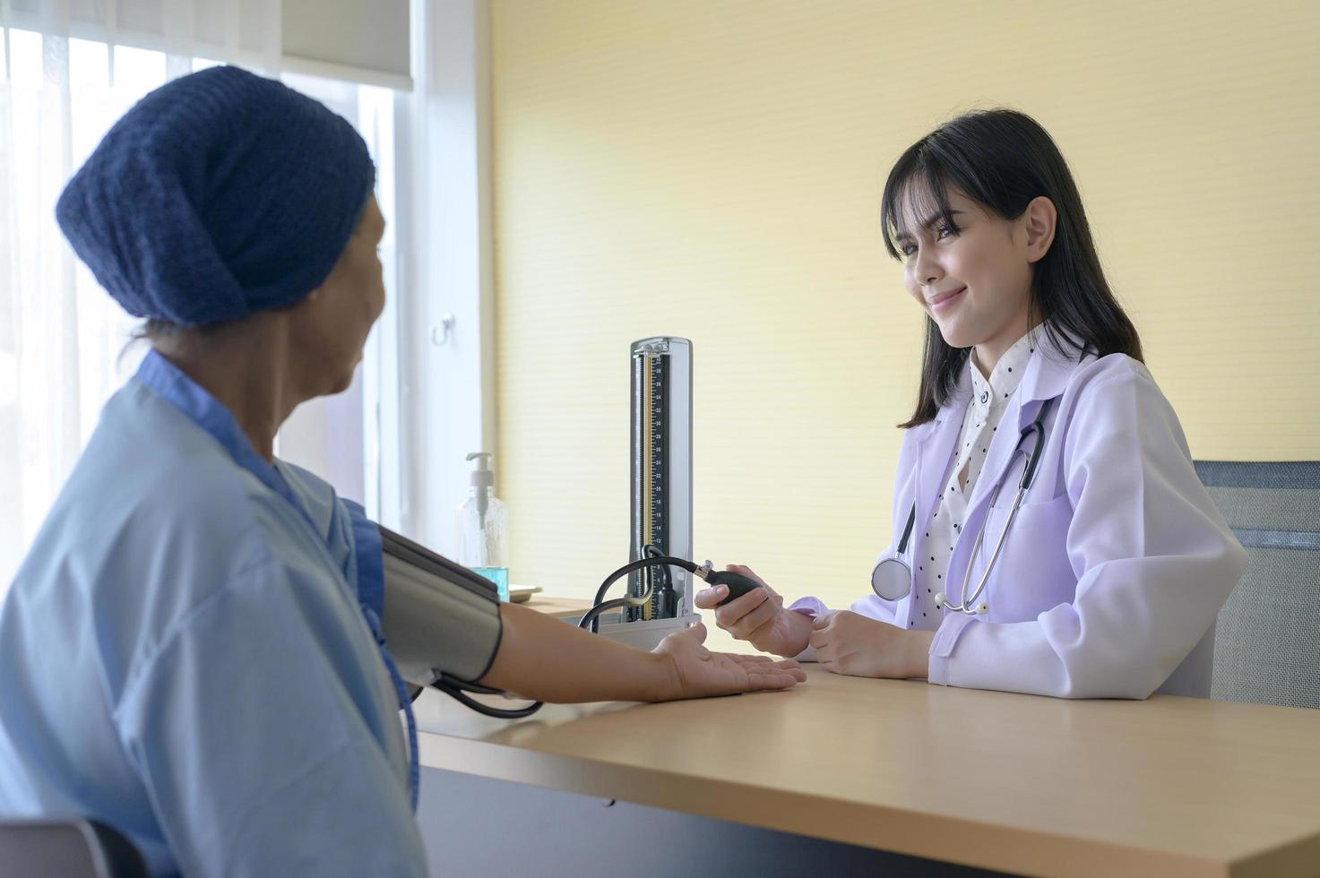 donna malata di cancro che indossa una sciarpa per la testa dopo la consulenza di chemioterapia e visita medica in ospedale.. foto