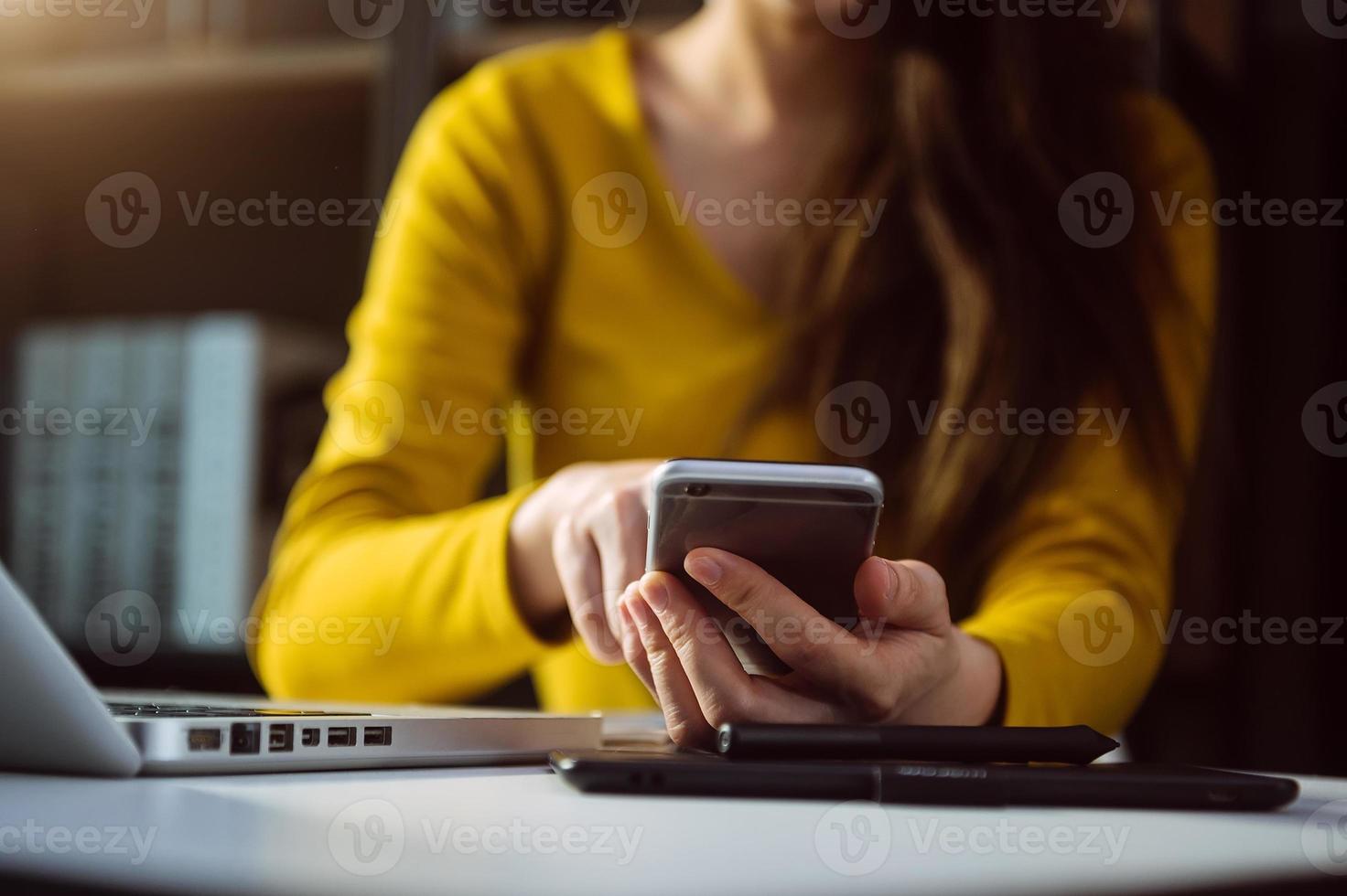 mano della donna d'affari che utilizza smartphone, pagamenti con tablet e acquisti online con carta di credito, foto