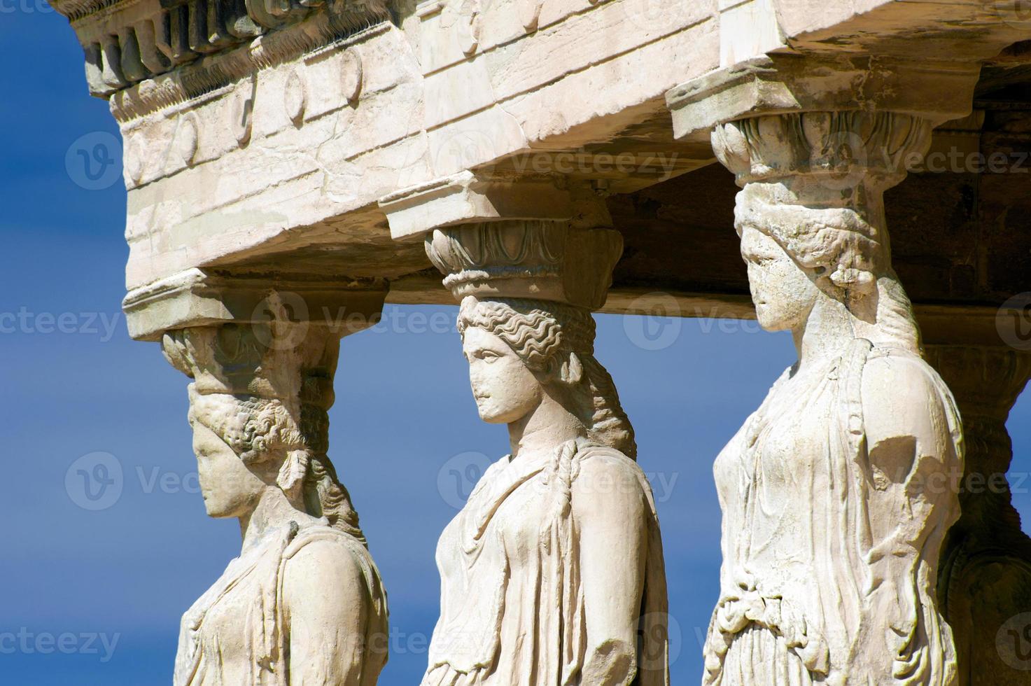 sculture cariatiche, acropoli di atene, grecia foto