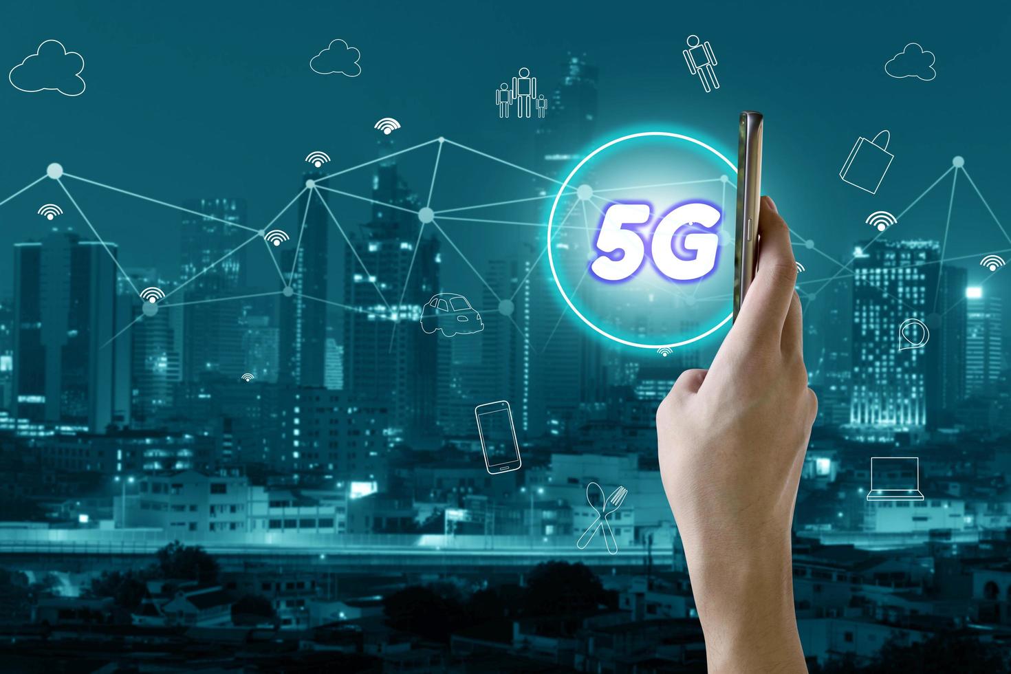 Interfaccia di rete 5g e concetto di icona, mano che tiene smartphone mobile con paesaggio urbano foto