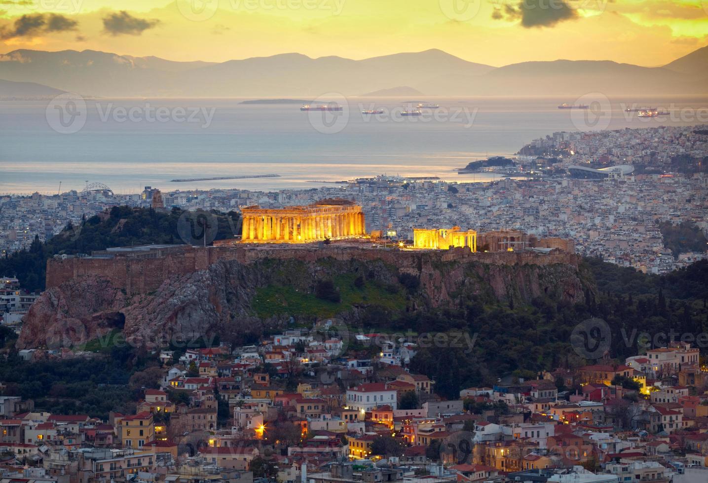 Atene, Grecia. dopo il tramonto. partenone e herodium constructi foto