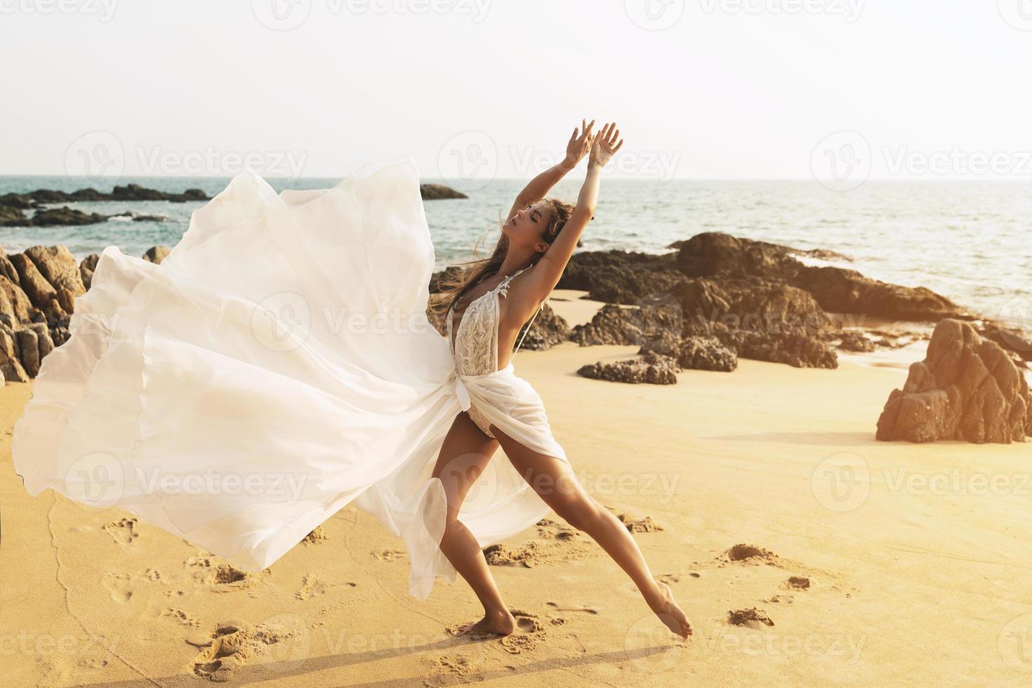 giovane e bella sposa sulla spiaggia foto