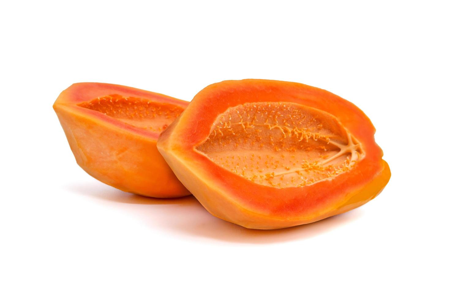 papaia matura tagliata a metà senza semi isolata su sfondo bianco foto