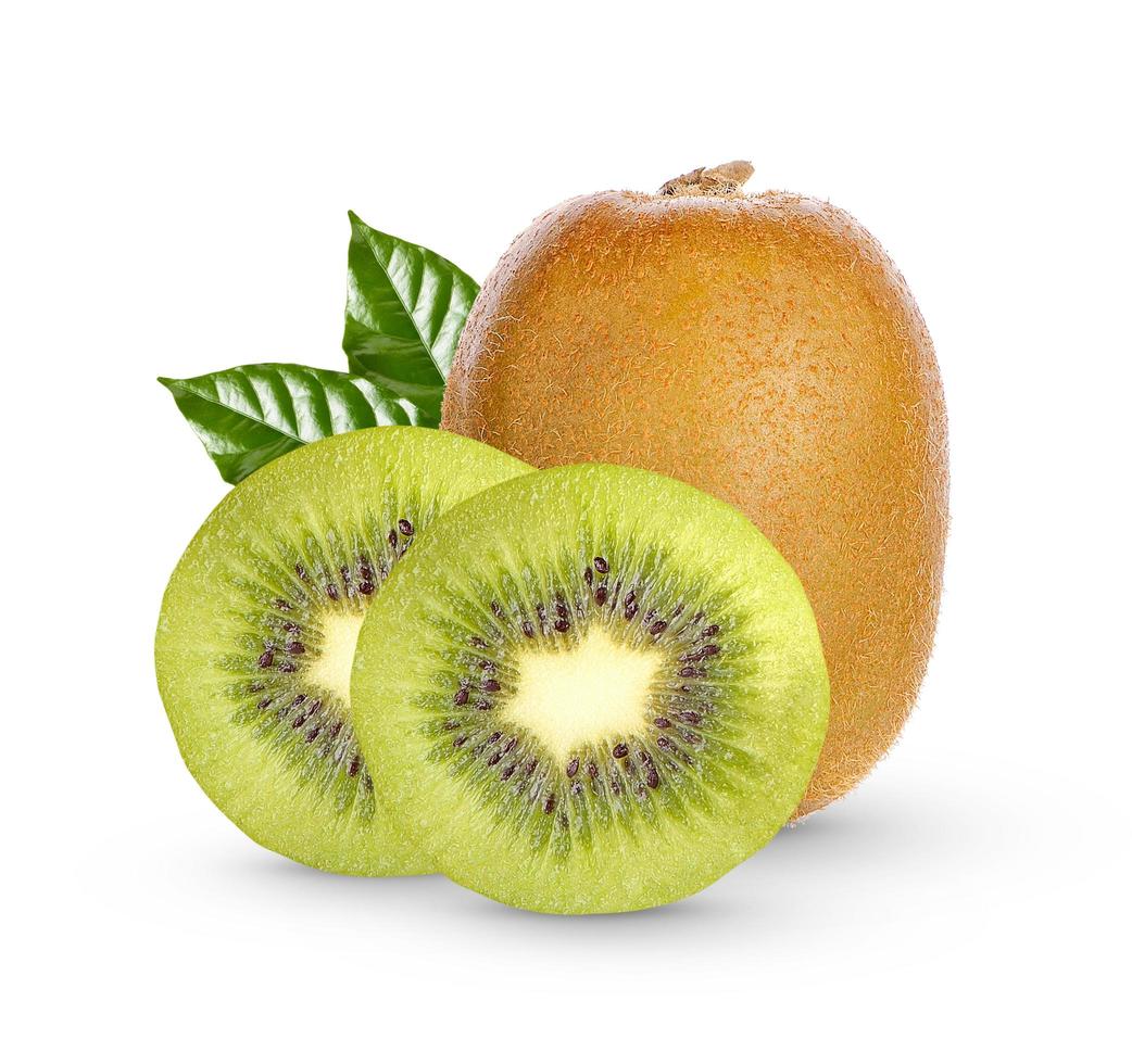 kiwi fresco con foglie isolate su sfondo bianco foto