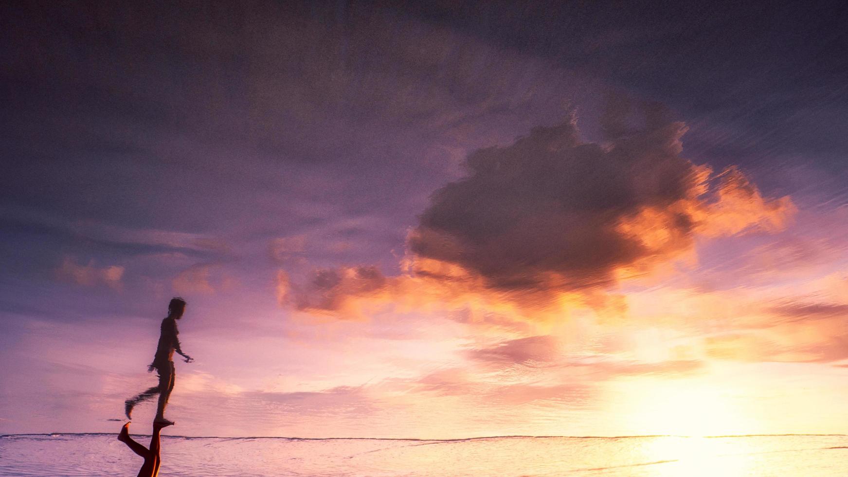 ombra di donna nella bella luce del tramonto. riflesso della donna che cammina sulla spiaggia la sera. foto