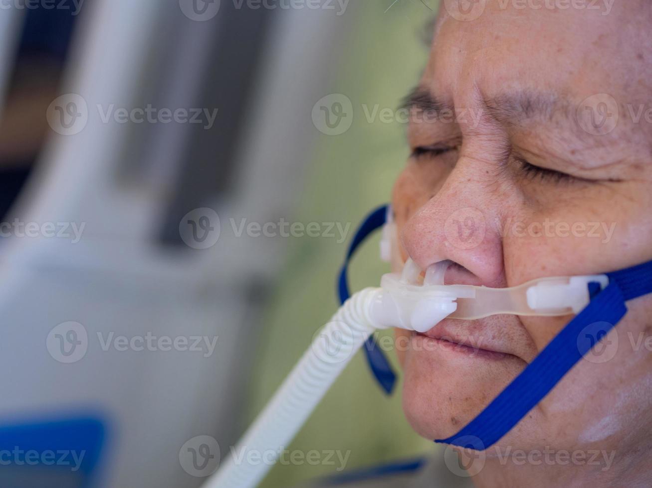 paziente donna anziana con malattie polmonari e che riceve ossigeno per il trattamento foto
