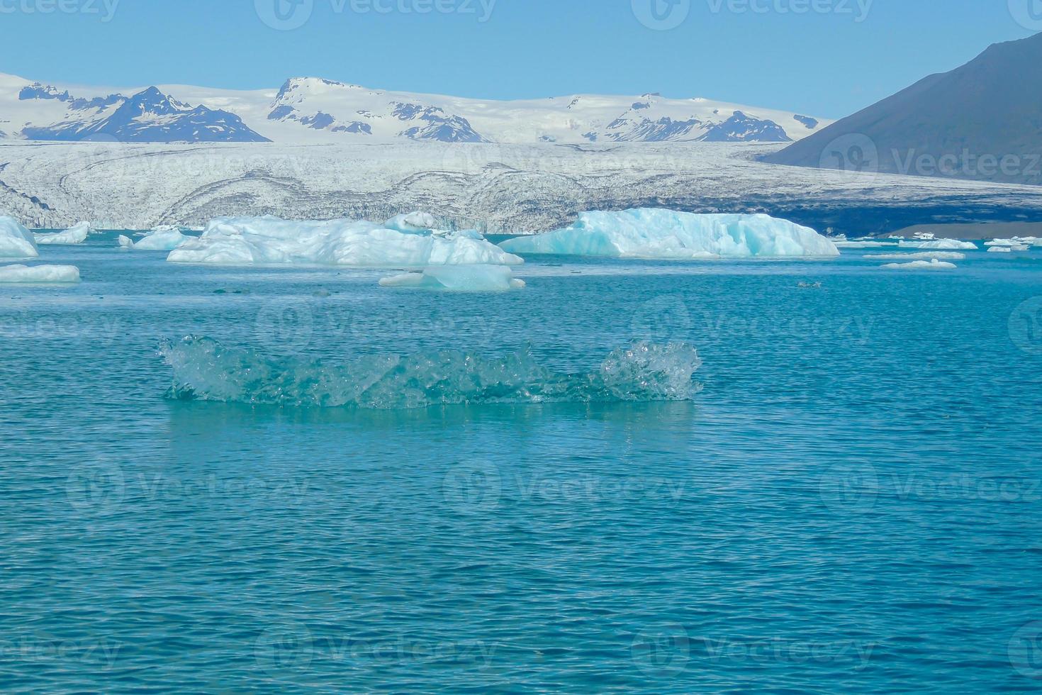 iceberg blu chiaro brillante che galleggia nell'acqua fredda blu del lago jokulsarlon in islanda 39 foto