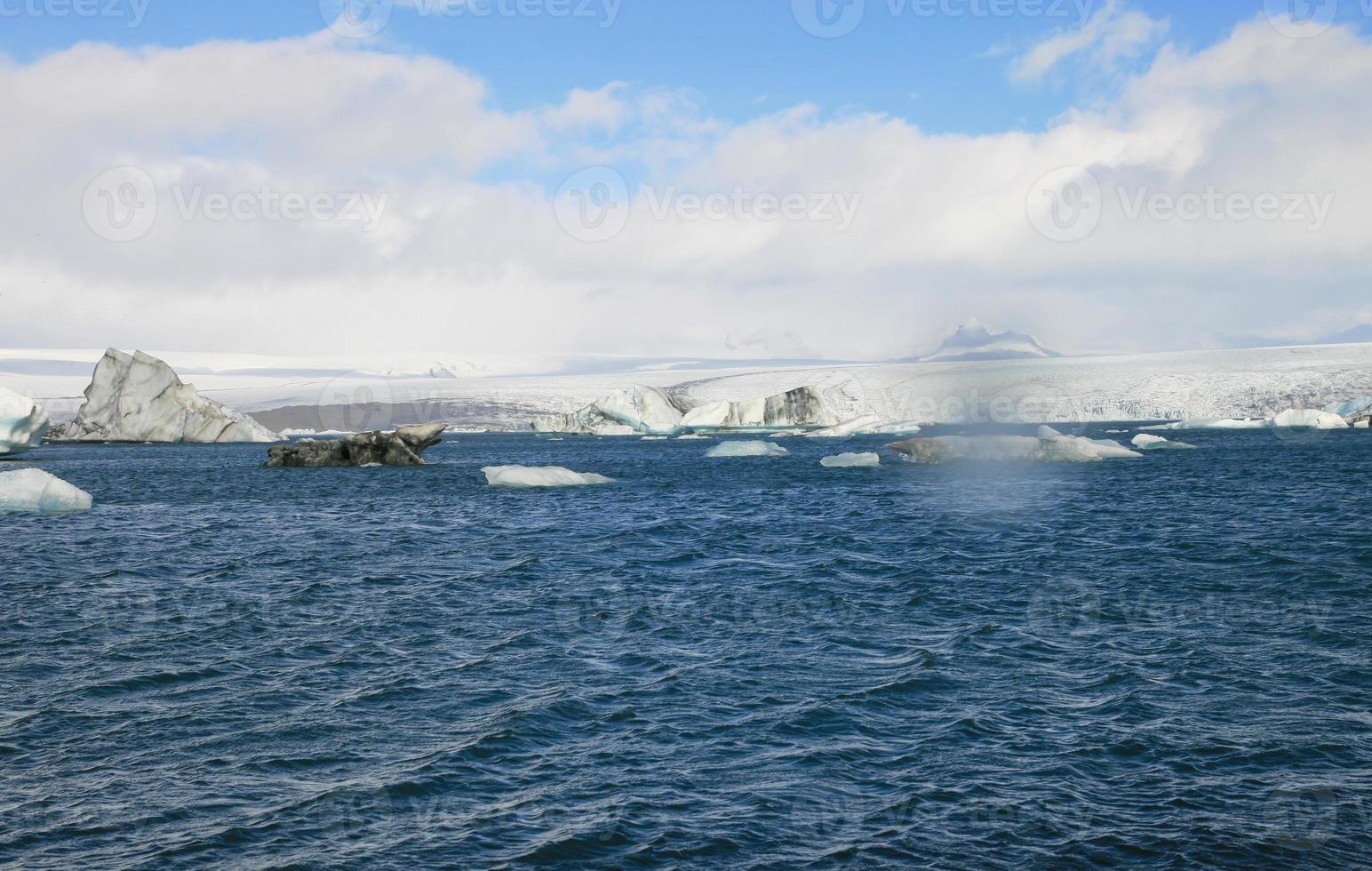 iceberg blu chiari e luminosi che galleggiano nell'acqua fredda blu del lago jokulsarlon in islanda 64 foto