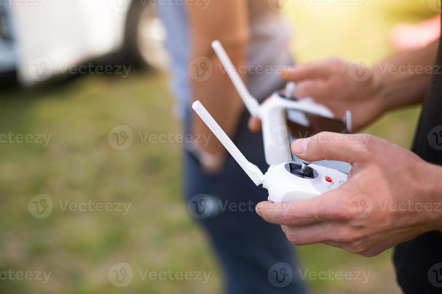 controllo del quadricottero da un joystick con antenne esterne. riprese video dall'alto in volo da un elicottero, tecnologia sullo schermo dello smartphone. foto