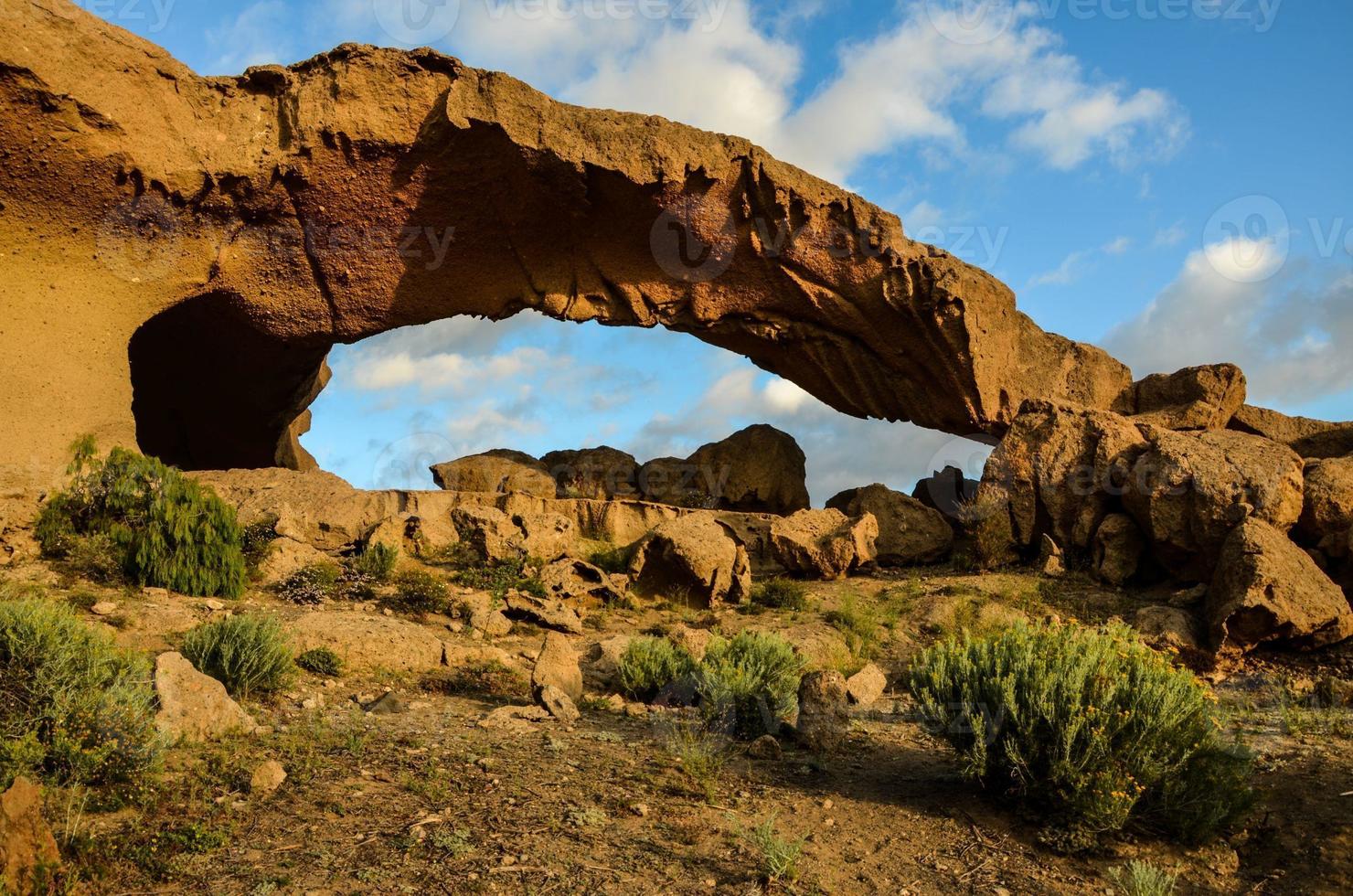 arco naturale nel deserto foto