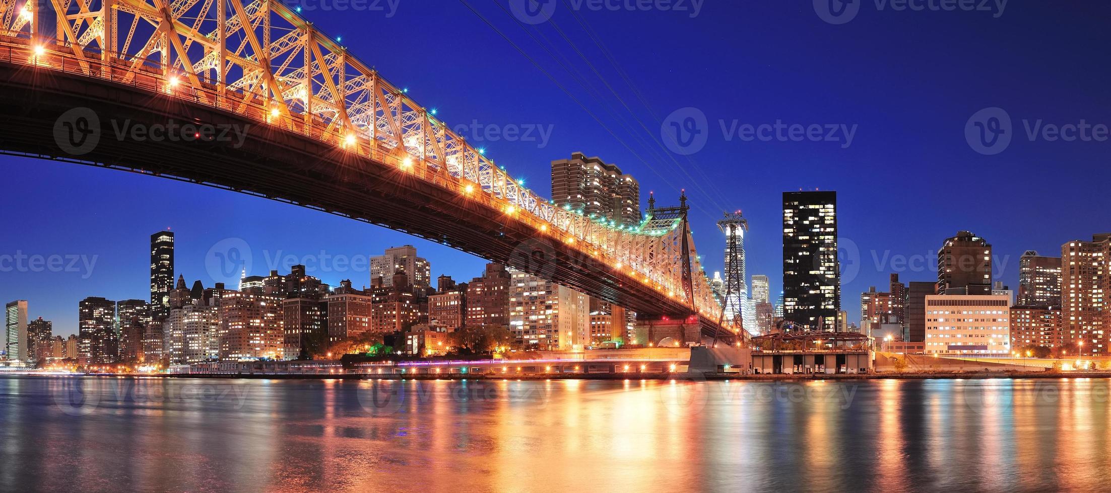 Queensboro Bridge e Manhattan foto
