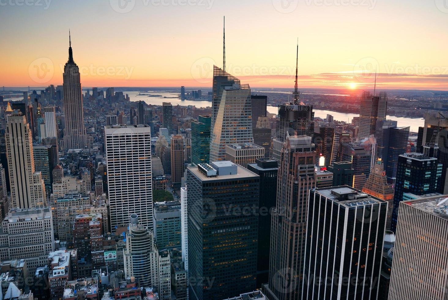tramonto dell'orizzonte di manhattan di new york city foto